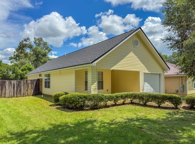 Building Photo - Renovated 3/2 House w/ New Paint/Flooring,...