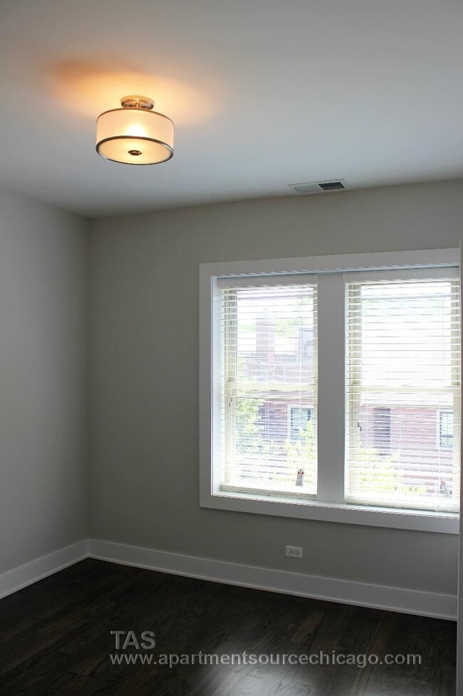 Building Photo - 3917 N Janssen Ave