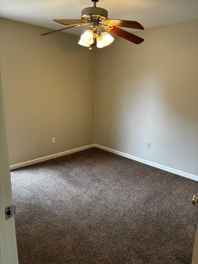 Building Photo - 4 Bedroom Home Within Minutes from NEA Hospital