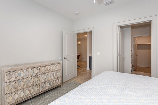 Building Photo - Fully furnished luxurious waterfront condo at The Inlet!