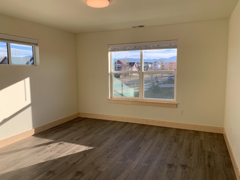 Building Photo - 995 Advance Dr