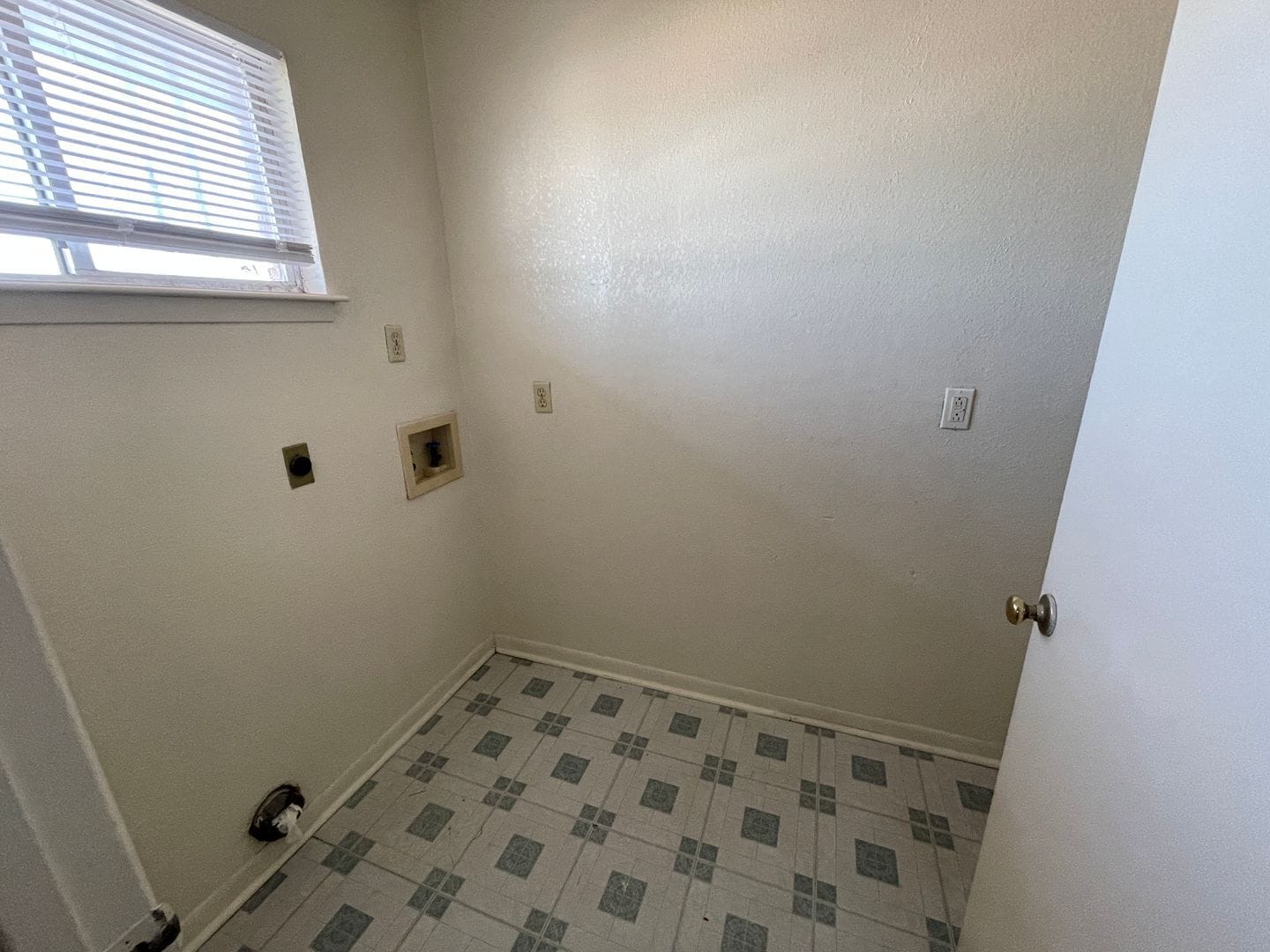 Building Photo - 807 W Hallmark Ave