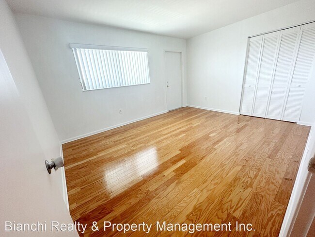 Building Photo - 2 br, 2 bath House - 1819 Shore Dr S #307