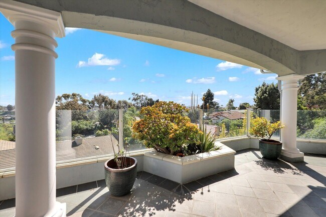 Building Photo - Luxurious home available immediately.