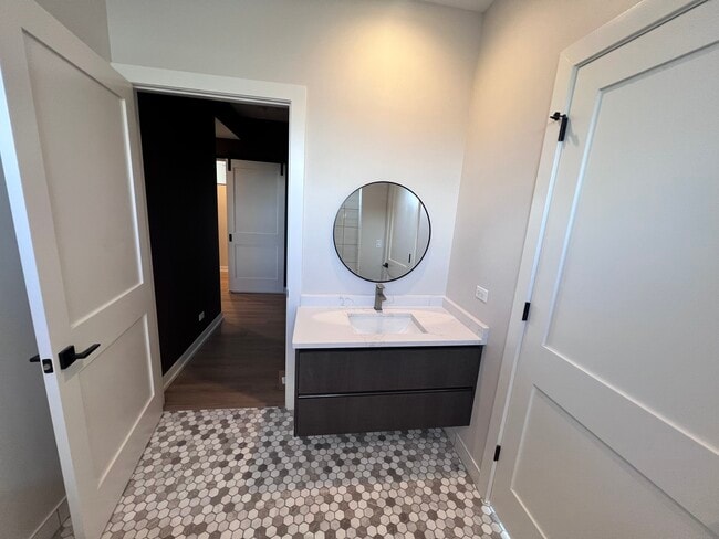 Building Photo - 1039 W Belmont Ave