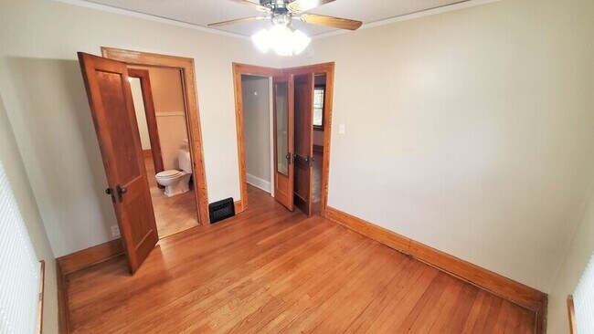 Building Photo - 1032 Maplewood Dr NE