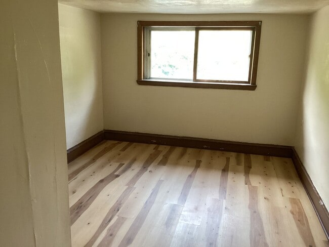 Building Photo - 4 Bedroom Single Family