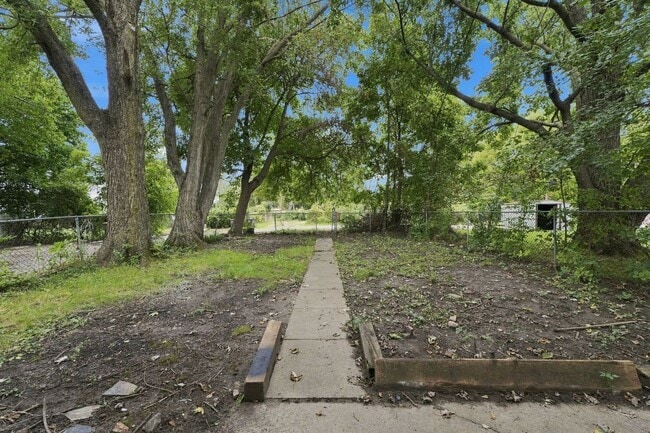 Building Photo - 928 W Dewald St