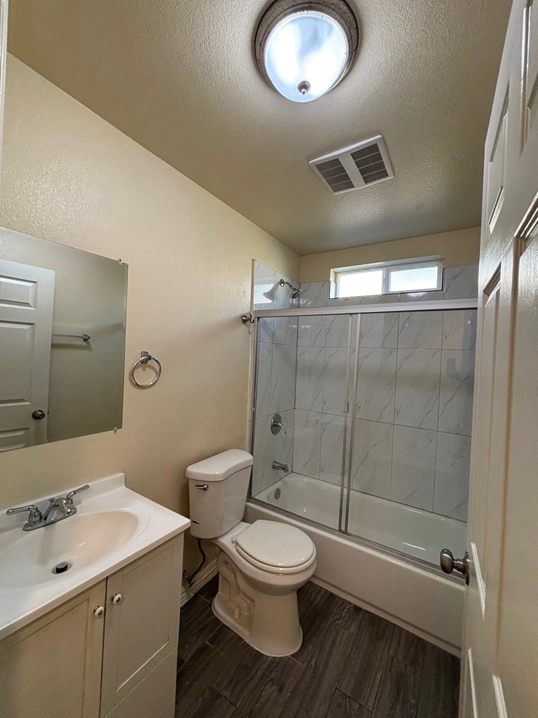 Building Photo - 924 W 78th St