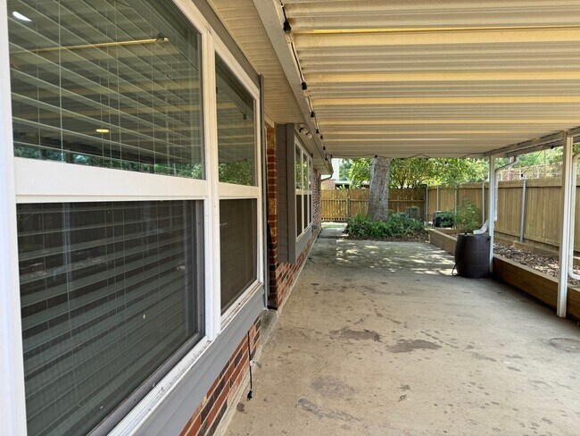 Building Photo - 200 Tallwood Dr