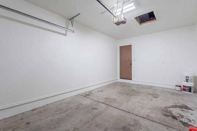 Building Photo - 402 N 101st Pl