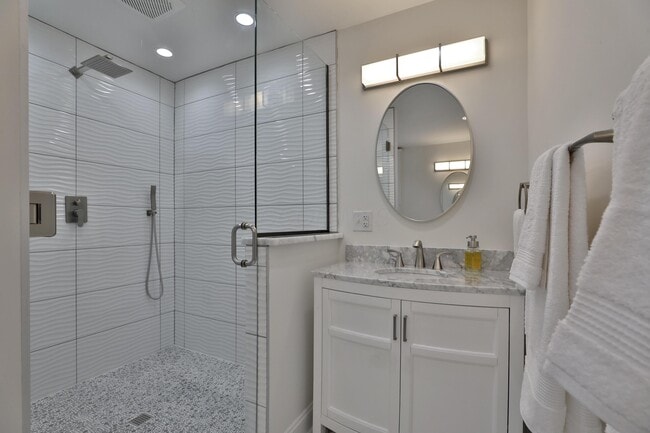 Building Photo - 398 W 5th Ave