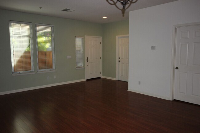 Building Photo - 3 Bedroom Townhome for Rent