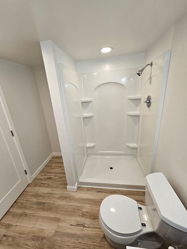 Building Photo - New 1 Bed unit - Safe, cool, clean, and nice.