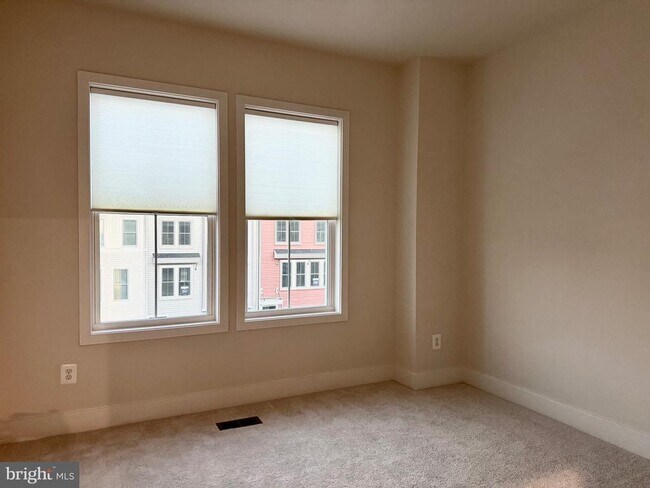 Building Photo - 120 Galaxy Pl