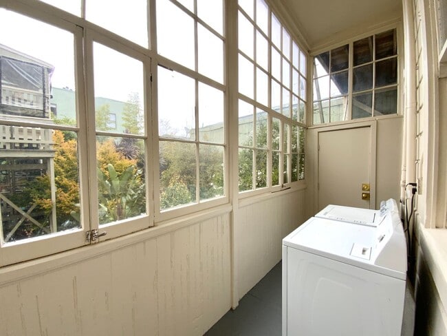 Building Photo - SPACIOUS 4BR! Laundry IN-UNIT! Great Locat...