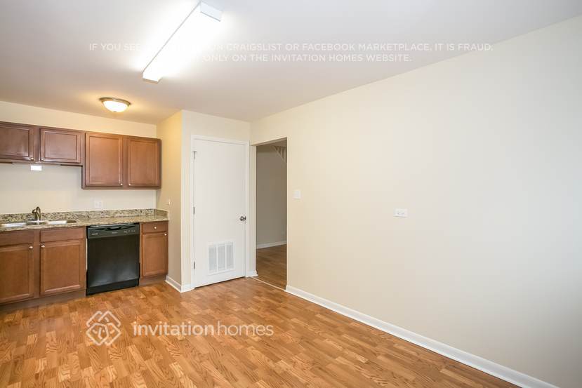 Building Photo - 8440 S Lockwood Ave