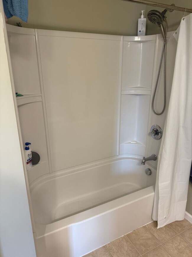 Building Photo - 4 Bedroom Home in Baldwinsville - Move in ...