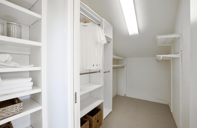 Building Photo - 2548 Pine St