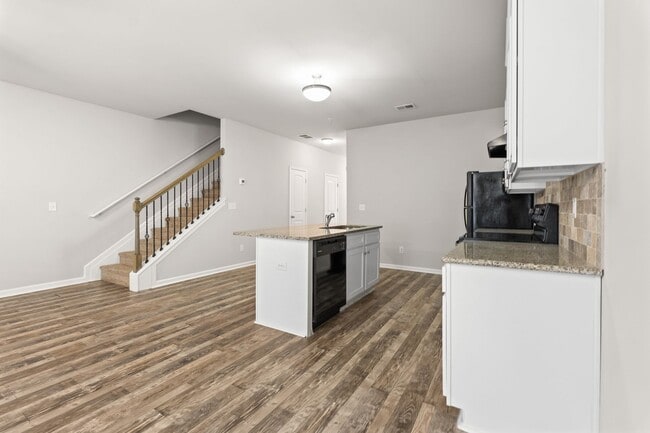 Building Photo - 3 bed 2.5 bath Townhome in Jonesboro!