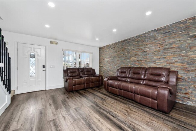 Building Photo - 1233 Sandbrook Dr