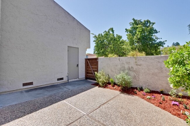 Building Photo - Reduced-Beautiful 3 bedroom 2 bath Single Family Home $4395