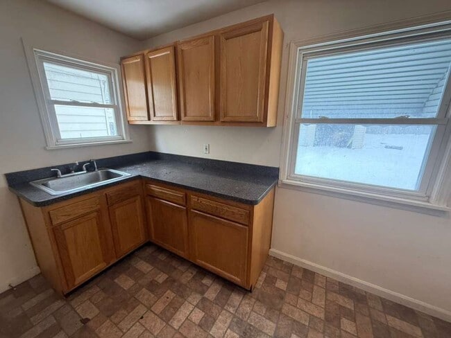 Building Photo - 3-BED, 1 BATH BEAUTIFUL SINGLE- FAMILY HOME IN MAPLE HEIGHTS!