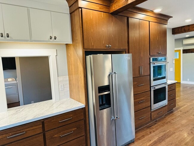 Building Photo - Charming Vintage Farm House