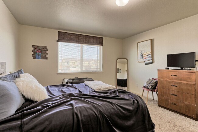 Building Photo - 3 Bedroom 2 1/2 Bath Townhome in Wellington