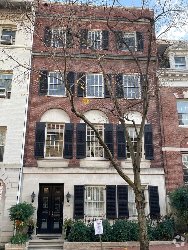 Building Photo - Kalorama Grandeur with 2 Car Garage and la...