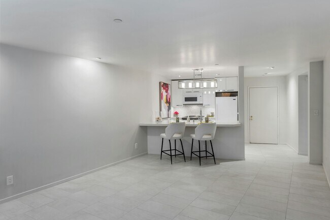 Building Photo - 565 Esplanade