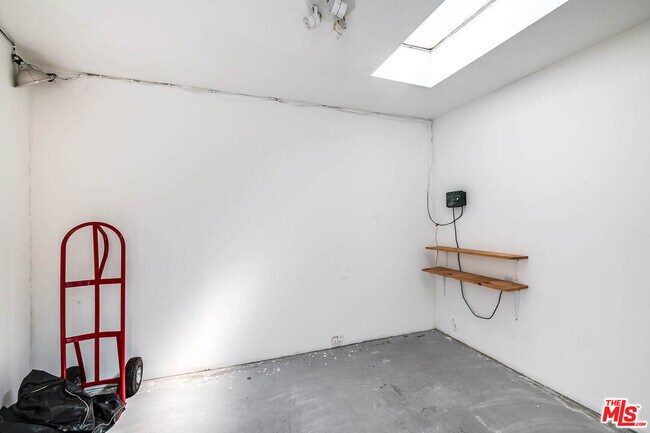 Building Photo - 2441 Glendower Ave