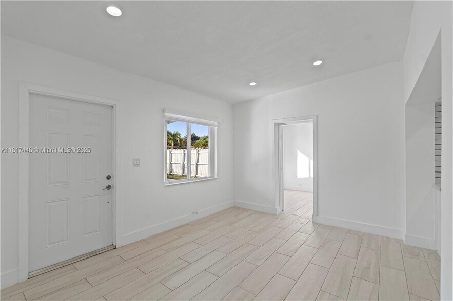 Building Photo - 641 E 44th St