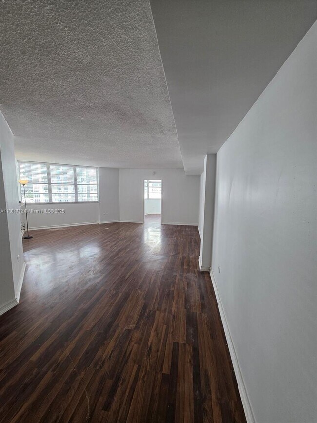 Primary Photo - 905 Brickell Bay Dr