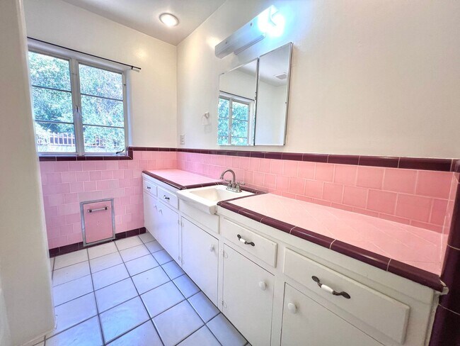 Building Photo - Cozy 2-Bedroom Home in San Bernardino $2,6...