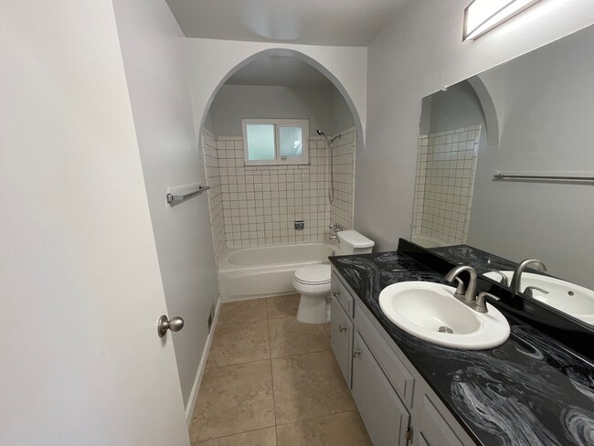Building Photo - 3 bedroom 2 bath single story ranch home