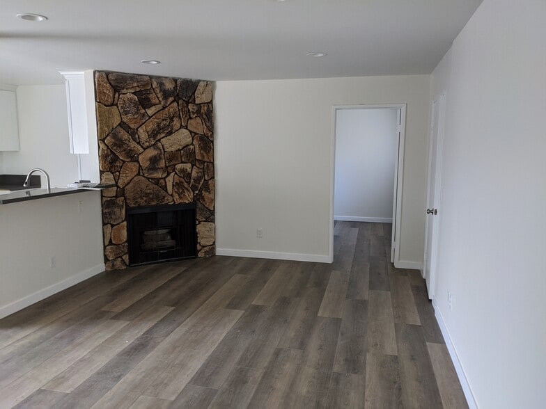 Living Rm - 10255 Riverside Dr