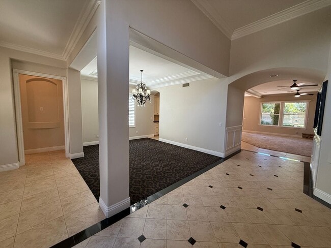 Building Photo - Stunning Seven Oaks Home!