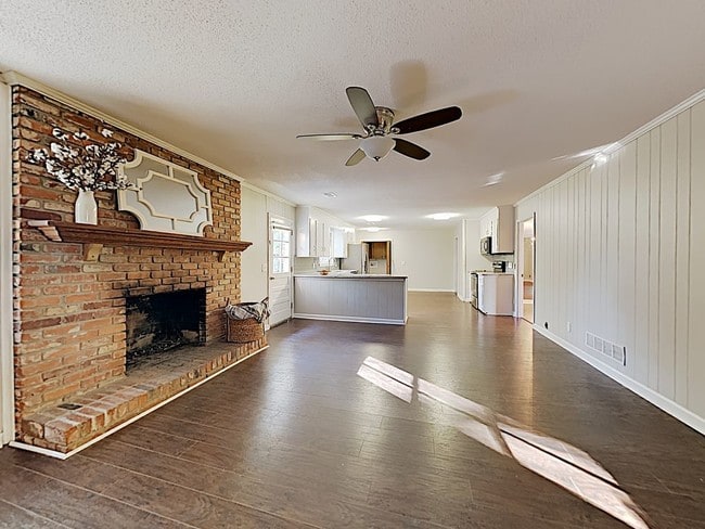 Building Photo - 4200 Oakridge Dr Columbia SC 29204