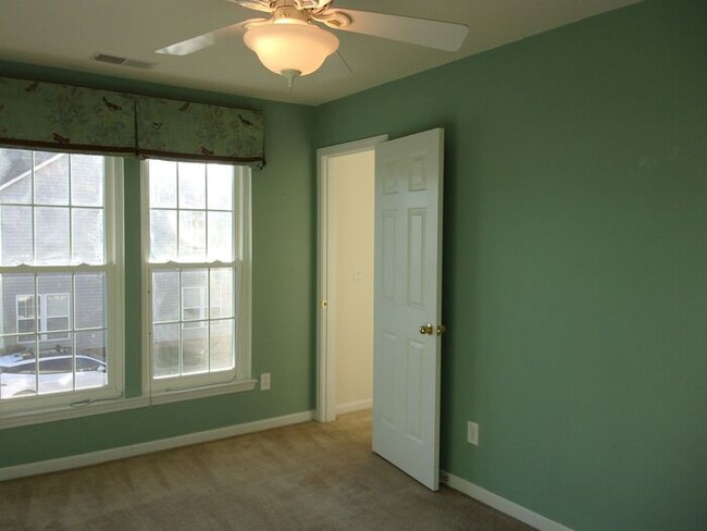 Building Photo - Spacious 3 Bedroom 2 1/2 Bath Townhome in ...