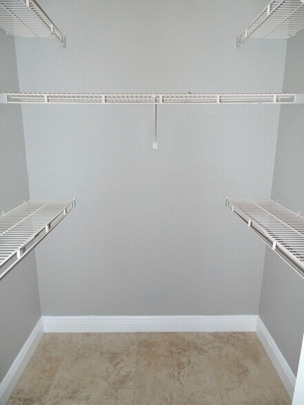 Building Photo - 2820 N Oakland Forest Dr