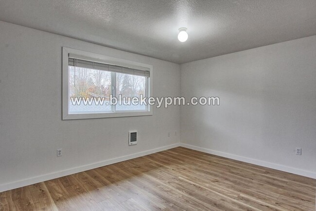 Building Photo - 2 Bed, 1 Bath Apartment Near Bagley Commun...