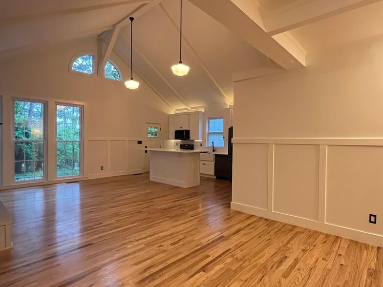 Building Photo - 1300 E 1st St