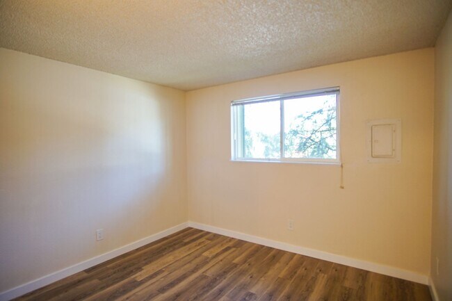 Building Photo - 2 Weeks Free + Bonus: 2nd Floor 2 Bedroom with Parking, Dishwasher, & Pet-Friendly!