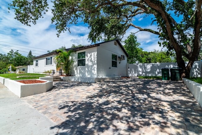 Building Photo - Charming 3BD/2BTH Home with Private Backya...