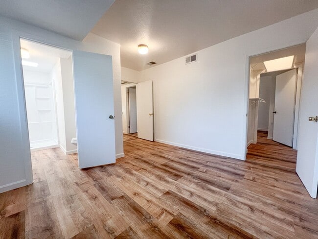 Building Photo - 385 S 4th St