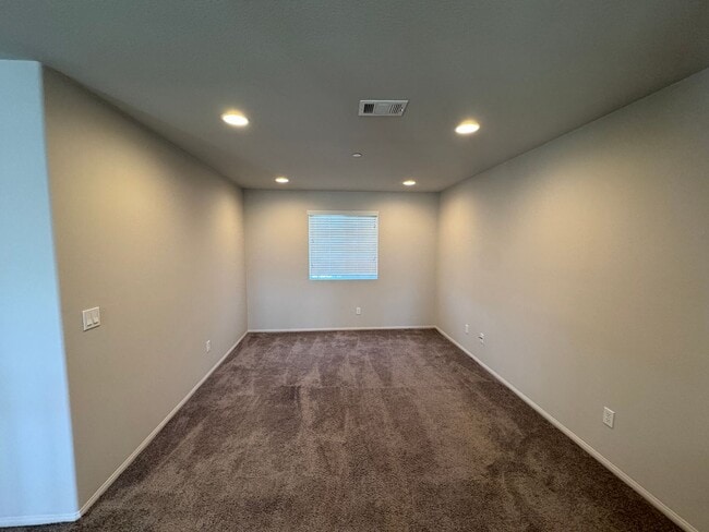 Building Photo - Large Newer Home - 4 Bedroom / 3 1/2 Bath