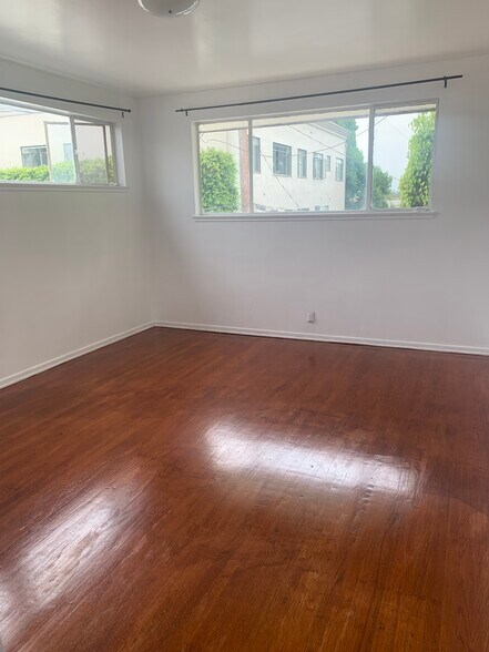 Building Photo - 144 S Bedford Dr
