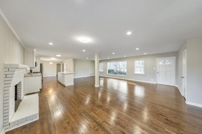 Building Photo - 909 Rosedale Dr