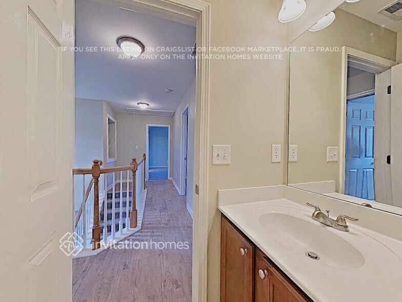 Building Photo - 925 Donington Cir SE